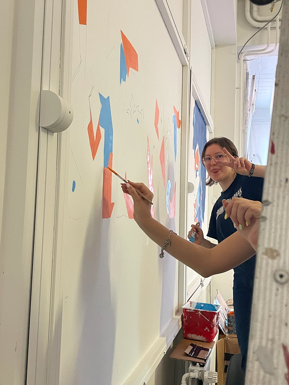 Image de notre équipe qui peint sur les murs