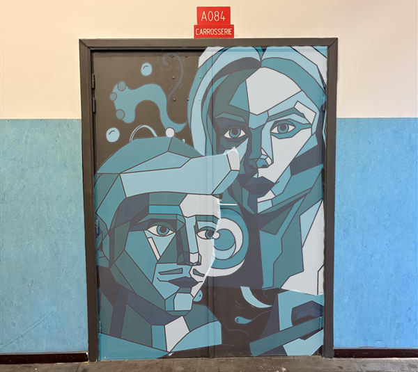 photo de la porte grise avec les illustrations de deux personnes, une fille et un garçon, tout dans les tons bleu et géométrique